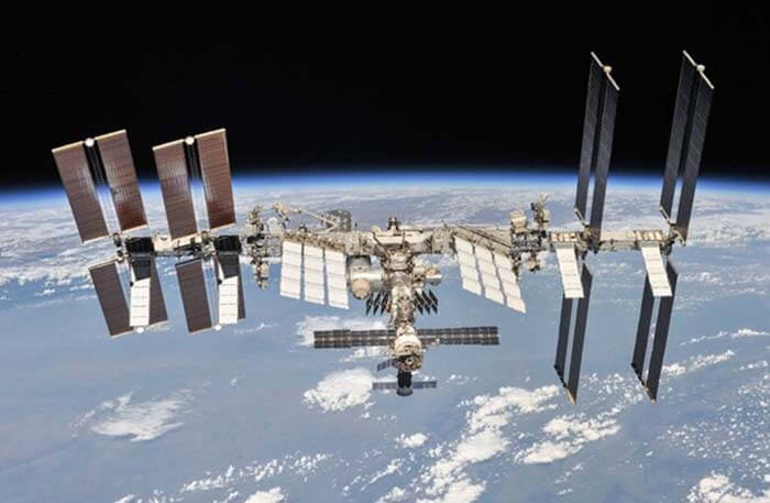 Крупнейший искусственный спутник Земли, огромная научная лаборатория, самый дорогой проект, когда-либо построенный людьми
