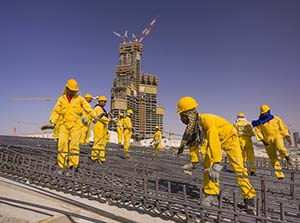 Рабочие из Пакистана во время строительства башни Бурдж-Халифа (Фото: Shutterstock)
