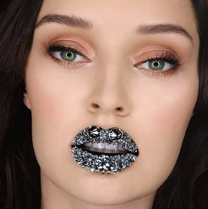 Самые дорогие губы в мире создала визажист Клэр Мак, которая в течение двух с половиной часов старательно укладывала все бриллианты на губы модели