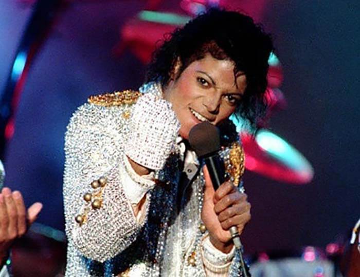 На американском аукционе продана "бриллиантовая" перчатка певца Майкла Джексона за 350 тысяч долларов.