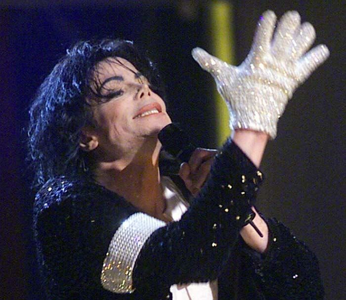  На американском аукционе продана "бриллиантовая" перчатка певца Майкла Джексона за 350 тысяч долларов. 