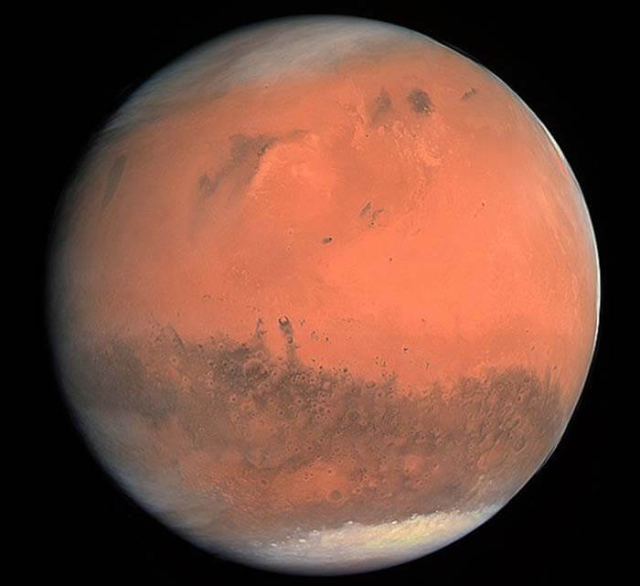 Марс сегодня — это безжизненный пустынный мир, окружённый тонким слоем атмосферы, состоящей преимущественно из углекислого газа.