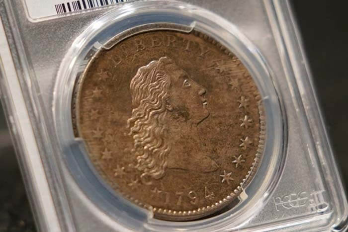 Редкий серебряный доллар 1794 года выпуска. Эта монета, выставленная на торги, представляет огромную ценность для нумизматов. 
